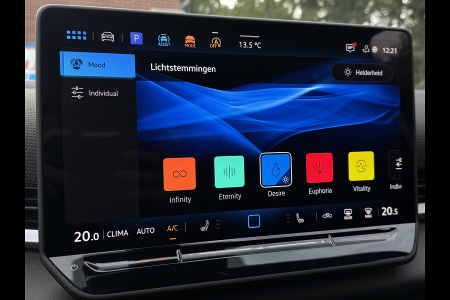 Volkswagen T-Roc 1.5 eTSI 150PK DSG R-LINE SPORT CAMERA/CARPLAY/IQ-LIGHT