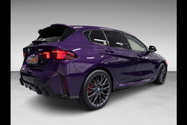 BMW 1-serie 120 M-SPORT NW-PRIJS 67DEURO PANO/ICONIC-GRILL/MASSAGE+M-STOELEN,H-UP/H&K/CAMERA-NAV///