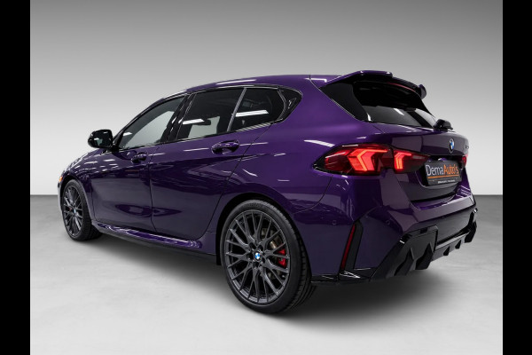 BMW 1-serie 120 M-SPORT NW-PRIJS 67DEURO PANO/ICONIC-GRILL/MASSAGE+M-STOELEN,H-UP/H&K/CAMERA-NAV///