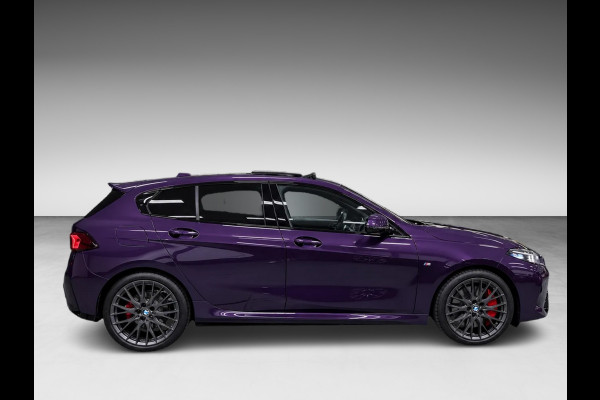 BMW 1-serie 120 M-SPORT NW-PRIJS 67DEURO PANO/ICONIC-GRILL/MASSAGE+M-STOELEN,H-UP/H&K/CAMERA-NAV///