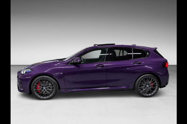 BMW 1-serie 120 M-SPORT NW-PRIJS 67DEURO PANO/ICONIC-GRILL/MASSAGE+M-STOELEN,H-UP/H&K/CAMERA-NAV///