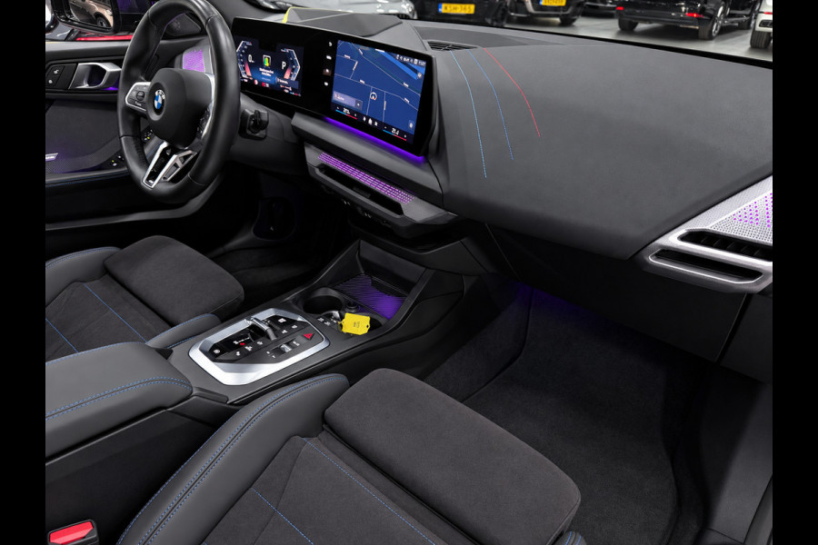 BMW 1-serie 120 M-SPORT NW-PRIJS 67DEURO PANO/ICONIC-GRILL/MASSAGE+M-STOELEN,H-UP/H&K/CAMERA-NAV///