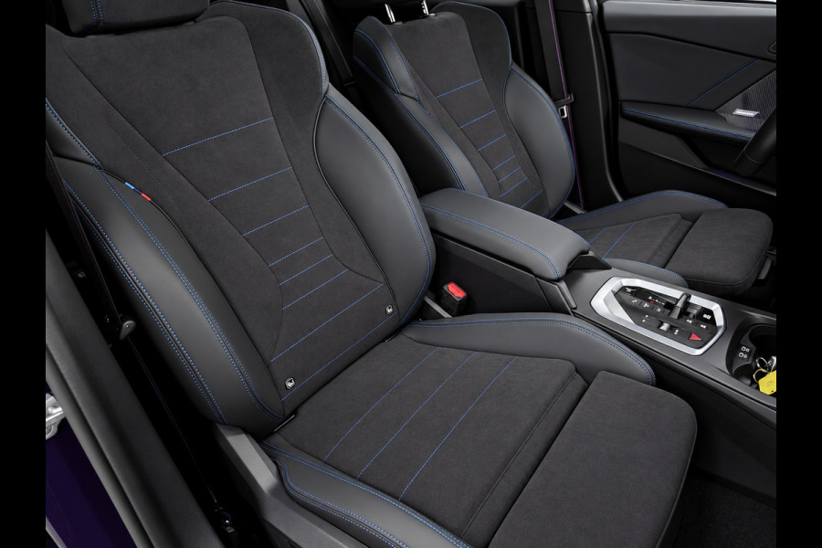 BMW 1-serie 120 M-SPORT NW-PRIJS 67DEURO PANO/ICONIC-GRILL/MASSAGE+M-STOELEN,H-UP/H&K/CAMERA-NAV///