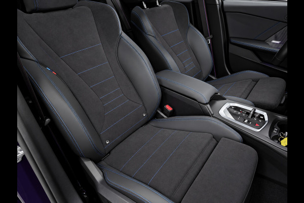 BMW 1-serie 120 M-SPORT NW-PRIJS 67DEURO PANO/ICONIC-GRILL/MASSAGE+M-STOELEN,H-UP/H&K/CAMERA-NAV///