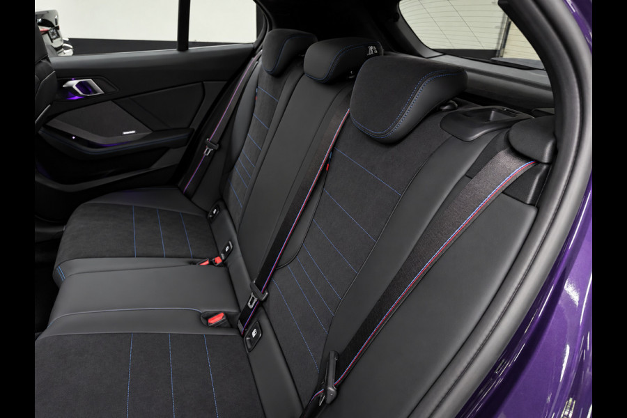 BMW 1-serie 120 M-SPORT NW-PRIJS 67DEURO PANO/ICONIC-GRILL/MASSAGE+M-STOELEN,H-UP/H&K/CAMERA-NAV///