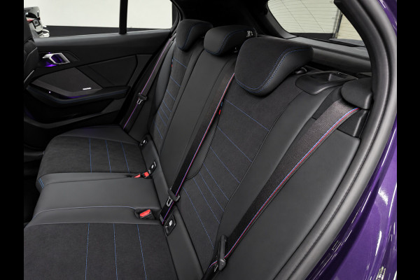 BMW 1-serie 120 M-SPORT NW-PRIJS 67DEURO PANO/ICONIC-GRILL/MASSAGE+M-STOELEN,H-UP/H&K/CAMERA-NAV///