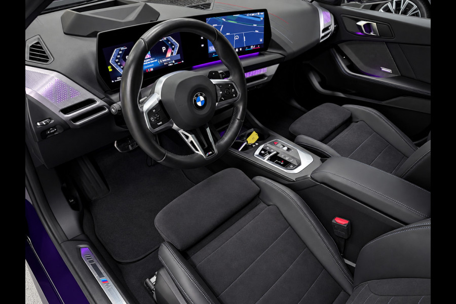 BMW 1-serie 120 M-SPORT NW-PRIJS 67DEURO PANO/ICONIC-GRILL/MASSAGE+M-STOELEN,H-UP/H&K/CAMERA-NAV///