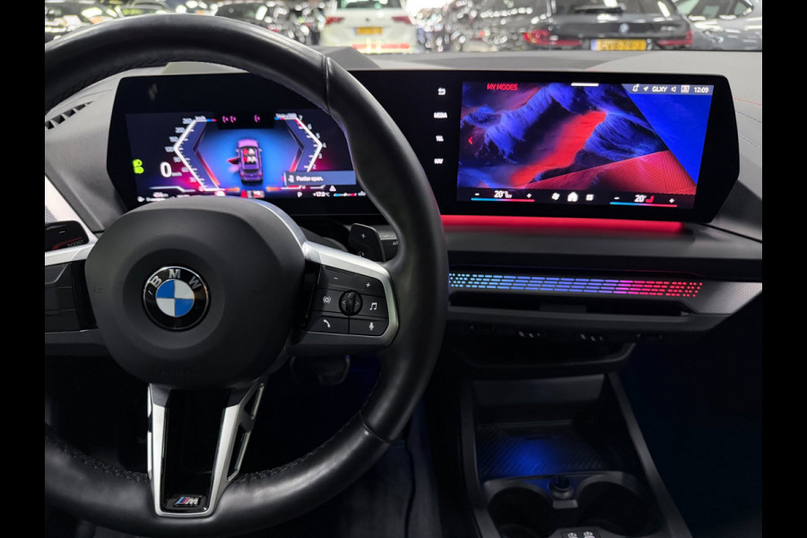 BMW 1-serie 120 M-SPORT NW-PRIJS 67DEURO PANO/ICONIC-GRILL/MASSAGE+M-STOELEN,H-UP/H&K/CAMERA-NAV///