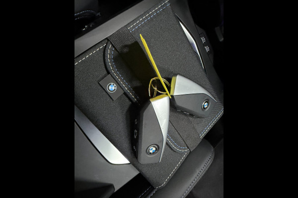 BMW 1-serie 120 M-SPORT NW-PRIJS 67DEURO PANO/ICONIC-GRILL/MASSAGE+M-STOELEN,H-UP/H&K/CAMERA-NAV///