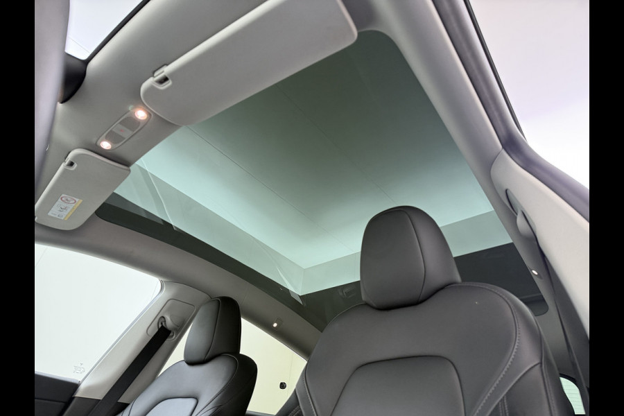 Tesla Model Y RWD 300PK LFP SOH 90% Trekhaak Warmtepomp Leder Camera's Elek.Stoelen+Memory Google®-Navi Panoramadak Stoel+Stuurverwarming Privacy Glas Lmv 19" Led Draadloos Tel. Laden Isofix AMD Ryzen™ Premium Audio 1.600KG Trekgewicht 1e Eigenaar Origineel Nederlandse Auto