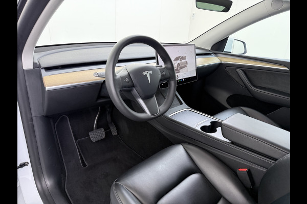 Tesla Model Y RWD 300PK LFP SOH 90% Trekhaak Warmtepomp Leder Camera's Elek.Stoelen+Memory Google®-Navi Panoramadak Stoel+Stuurverwarming Privacy Glas Lmv 19" Led Draadloos Tel. Laden Isofix AMD Ryzen™ Premium Audio 1.600KG Trekgewicht 1e Eigenaar Origineel Nederlandse Auto