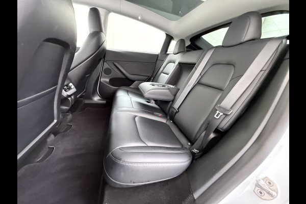 Tesla Model Y RWD 300PK LFP SOH 90% Trekhaak Warmtepomp Leder Camera's Elek.Stoelen+Memory Google®-Navi Panoramadak Stoel+Stuurverwarming Privacy Glas Lmv 19" Led Draadloos Tel. Laden Isofix AMD Ryzen™ Premium Audio 1.600KG Trekgewicht 1e Eigenaar Origineel Nederlandse Auto