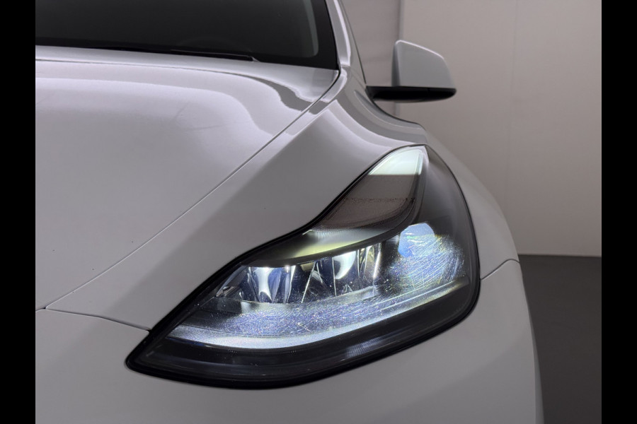 Tesla Model Y RWD 300PK LFP SOH 90% Trekhaak Warmtepomp Leder Camera's Elek.Stoelen+Memory Google®-Navi Panoramadak Stoel+Stuurverwarming Privacy Glas Lmv 19" Led Draadloos Tel. Laden Isofix AMD Ryzen™ Premium Audio 1.600KG Trekgewicht 1e Eigenaar Origineel Nederlandse Auto