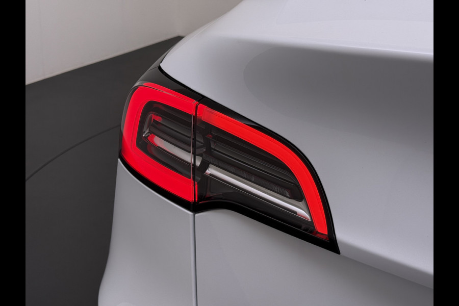 Tesla Model Y RWD 300PK LFP SOH 90% Trekhaak Warmtepomp Leder Camera's Elek.Stoelen+Memory Google®-Navi Panoramadak Stoel+Stuurverwarming Privacy Glas Lmv 19" Led Draadloos Tel. Laden Isofix AMD Ryzen™ Premium Audio 1.600KG Trekgewicht 1e Eigenaar Origineel Nederlandse Auto