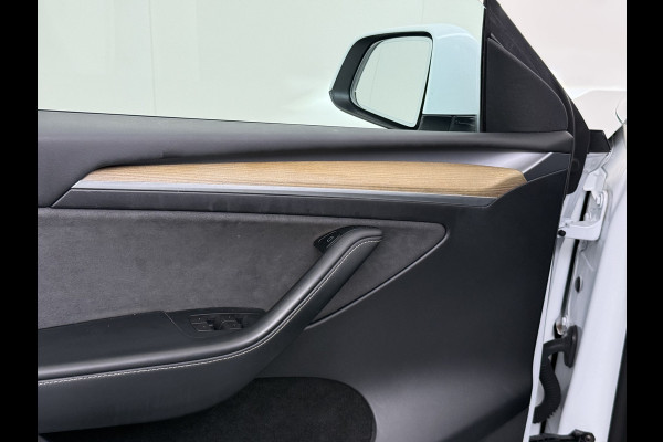 Tesla Model Y RWD 300PK LFP SOH 90% Trekhaak Warmtepomp Leder Camera's Elek.Stoelen+Memory Google®-Navi Panoramadak Stoel+Stuurverwarming Privacy Glas Lmv 19" Led Draadloos Tel. Laden Isofix AMD Ryzen™ Premium Audio 1.600KG Trekgewicht 1e Eigenaar Origineel Nederlandse Auto