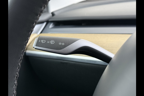 Tesla Model Y RWD 300PK LFP SOH 90% Trekhaak Warmtepomp Leder Camera's Elek.Stoelen+Memory Google®-Navi Panoramadak Stoel+Stuurverwarming Privacy Glas Lmv 19" Led Draadloos Tel. Laden Isofix AMD Ryzen™ Premium Audio 1.600KG Trekgewicht 1e Eigenaar Origineel Nederlandse Auto