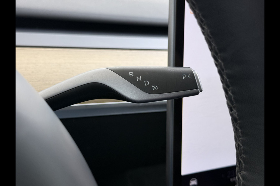 Tesla Model Y RWD 300PK LFP SOH 90% Trekhaak Warmtepomp Leder Camera's Elek.Stoelen+Memory Google®-Navi Panoramadak Stoel+Stuurverwarming Privacy Glas Lmv 19" Led Draadloos Tel. Laden Isofix AMD Ryzen™ Premium Audio 1.600KG Trekgewicht 1e Eigenaar Origineel Nederlandse Auto