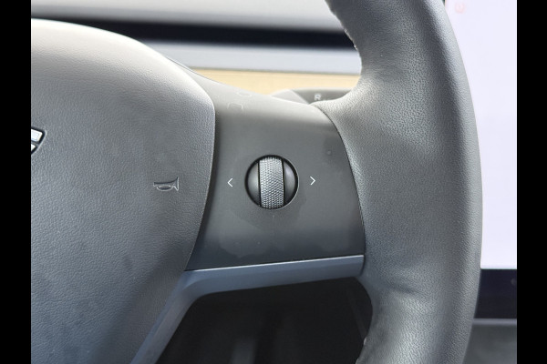 Tesla Model Y RWD 300PK LFP SOH 90% Trekhaak Warmtepomp Leder Camera's Elek.Stoelen+Memory Google®-Navi Panoramadak Stoel+Stuurverwarming Privacy Glas Lmv 19" Led Draadloos Tel. Laden Isofix AMD Ryzen™ Premium Audio 1.600KG Trekgewicht 1e Eigenaar Origineel Nederlandse Auto