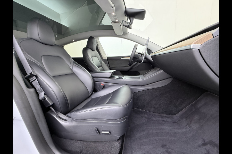 Tesla Model Y RWD 300PK LFP SOH 90% Trekhaak Warmtepomp Leder Camera's Elek.Stoelen+Memory Google®-Navi Panoramadak Stoel+Stuurverwarming Privacy Glas Lmv 19" Led Draadloos Tel. Laden Isofix AMD Ryzen™ Premium Audio 1.600KG Trekgewicht 1e Eigenaar Origineel Nederlandse Auto