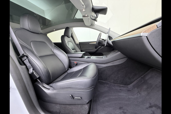 Tesla Model Y RWD 300PK LFP SOH 90% Trekhaak Warmtepomp Leder Camera's Elek.Stoelen+Memory Google®-Navi Panoramadak Stoel+Stuurverwarming Privacy Glas Lmv 19" Led Draadloos Tel. Laden Isofix AMD Ryzen™ Premium Audio 1.600KG Trekgewicht 1e Eigenaar Origineel Nederlandse Auto