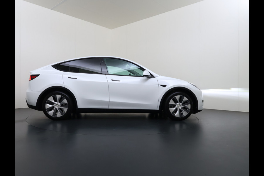 Tesla Model Y RWD 300PK LFP SOH 90% Trekhaak Warmtepomp Leder Camera's Elek.Stoelen+Memory Google®-Navi Panoramadak Stoel+Stuurverwarming Privacy Glas Lmv 19" Led Draadloos Tel. Laden Isofix AMD Ryzen™ Premium Audio 1.600KG Trekgewicht 1e Eigenaar Origineel Nederlandse Auto