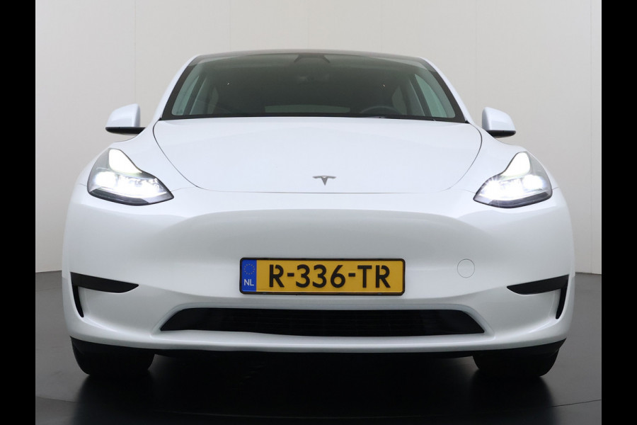 Tesla Model Y RWD 300PK LFP SOH 90% Trekhaak Warmtepomp Leder Camera's Elek.Stoelen+Memory Google®-Navi Panoramadak Stoel+Stuurverwarming Privacy Glas Lmv 19" Led Draadloos Tel. Laden Isofix AMD Ryzen™ Premium Audio 1.600KG Trekgewicht 1e Eigenaar Origineel Nederlandse Auto