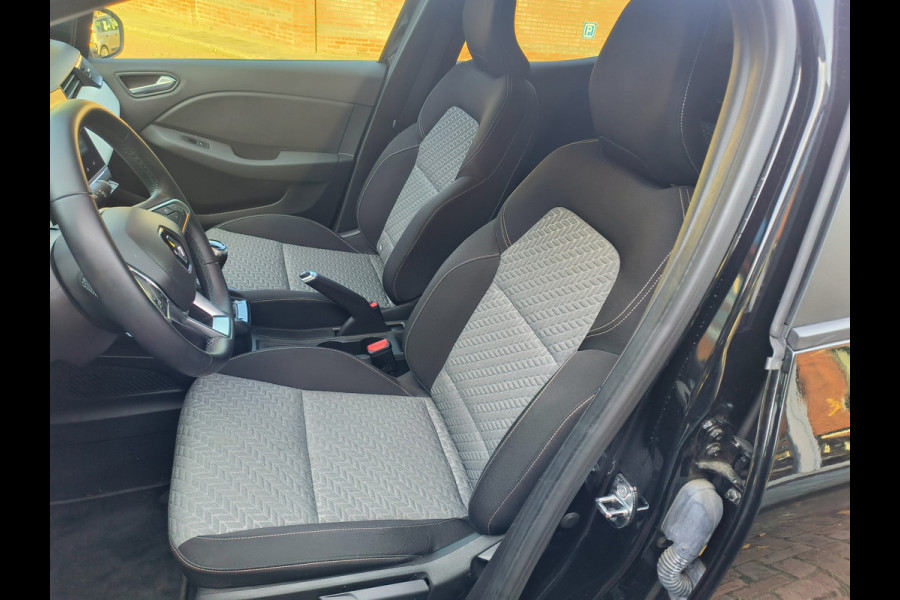 Renault Clio 1.0 TCe 90 Evolution uit 2023 Rijklaar + 12 maanden Bovag-garantie “Sinds 1970 | 5.000+ reviews | Score 9,5 | Service zoals ’t hoort” Henk Jongen Auto's in Helmond,  al 50 jaar service zoals 't hoort!