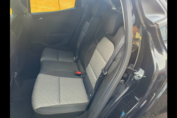 Renault Clio 1.0 TCe 90 Evolution uit 2023 Rijklaar + 12 maanden Bovag-garantie “Sinds 1970 | 5.000+ reviews | Score 9,5 | Service zoals ’t hoort” Henk Jongen Auto's in Helmond,  al 50 jaar service zoals 't hoort!
