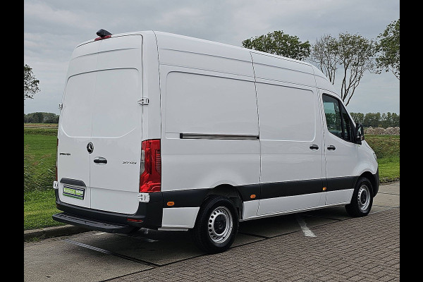 Mercedes-Benz Sprinter 317 L2H2 RWD Cruise control, Airco, Pdc, Mbux, Carplay, Camera, Climate control, Stoelverwarming