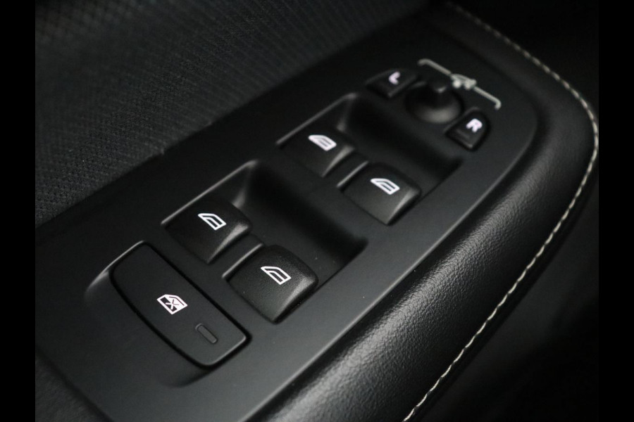 Volvo V60 2.0 B4 R-Design | Leder | Trekhaak | Black Pack | Pilot assist | Memory | Camera | Stoelverwarming | Full LED |