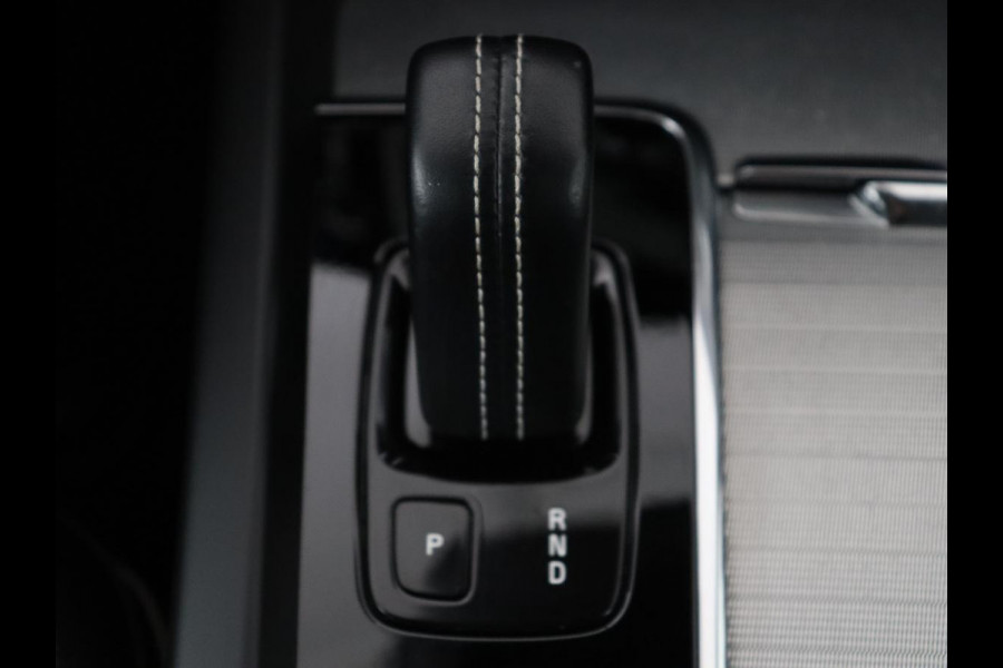 Volvo V60 2.0 B4 R-Design | Leder | Trekhaak | Black Pack | Pilot assist | Memory | Camera | Stoelverwarming | Full LED |