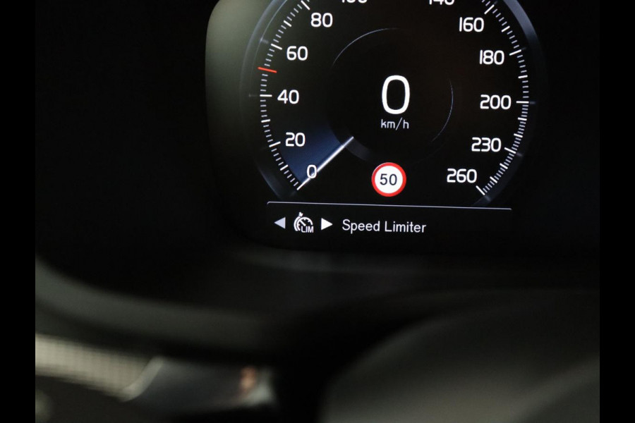 Volvo V60 2.0 B4 R-Design | Leder | Trekhaak | Black Pack | Pilot assist | Memory | Camera | Stoelverwarming | Full LED |