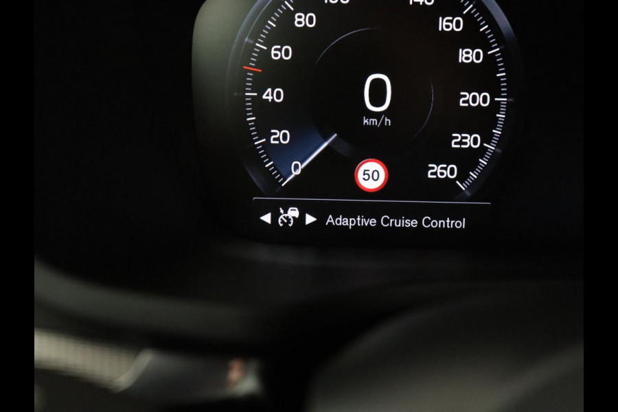 Volvo V60 2.0 B4 R-Design | Leder | Trekhaak | Black Pack | Pilot assist | Memory | Camera | Stoelverwarming | Full LED |