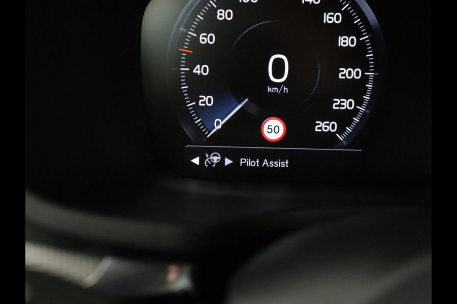 Volvo V60 2.0 B4 R-Design | Leder | Trekhaak | Black Pack | Pilot assist | Memory | Camera | Stoelverwarming | Full LED |