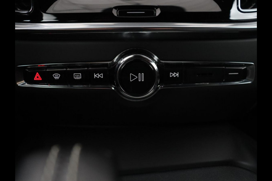 Volvo V60 2.0 B4 R-Design | Leder | Trekhaak | Black Pack | Pilot assist | Memory | Camera | Stoelverwarming | Full LED |