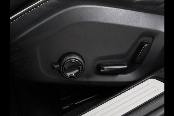 Volvo V60 2.0 B4 R-Design | Leder | Trekhaak | Black Pack | Pilot assist | Memory | Camera | Stoelverwarming | Full LED |