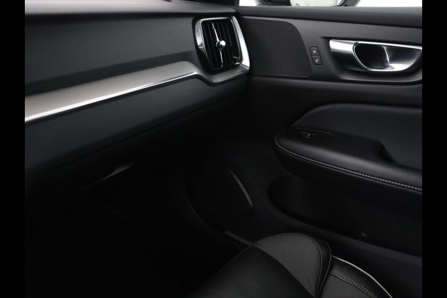 Volvo V60 2.0 B4 R-Design | Leder | Trekhaak | Black Pack | Pilot assist | Memory | Camera | Stoelverwarming | Full LED |
