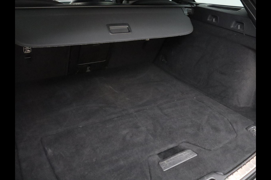 Volvo V60 2.0 B4 R-Design | Leder | Trekhaak | Black Pack | Pilot assist | Memory | Camera | Stoelverwarming | Full LED |