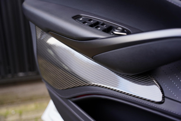Aston Martin Dbx 4.0 V8 707 / Carbon / Elek. Trekhaak