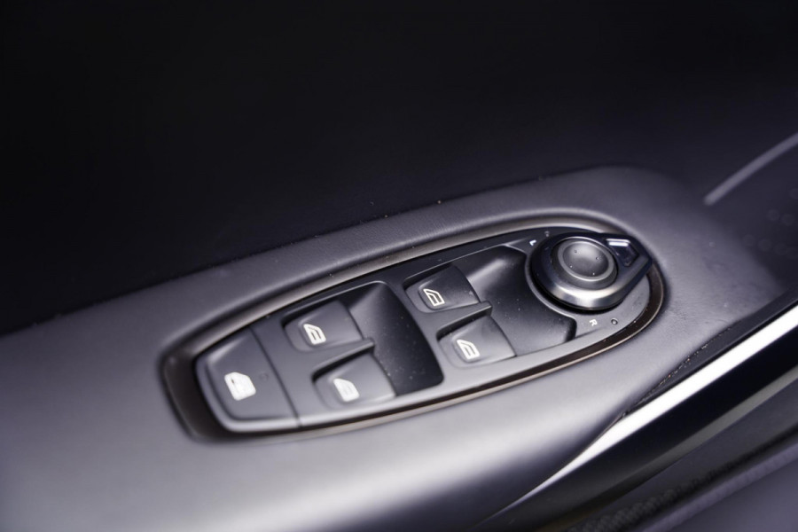Aston Martin Dbx 4.0 V8 707 / Carbon / Elek. Trekhaak