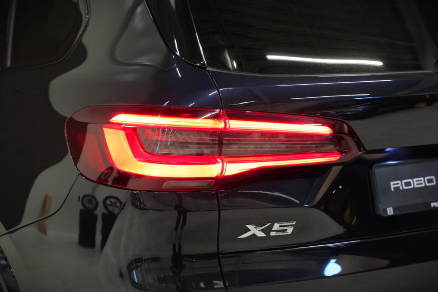 BMW X5 xDrive45e High Executive M Sport | Panoramadak | Head-Up Display | Harman Kardon | Camera | Stoelverwarming | Softclose | Memory Seat | Luchtvering | Laser | Adaptive Cruise Control | Trekhaak | Achterbank Verwarmd | App