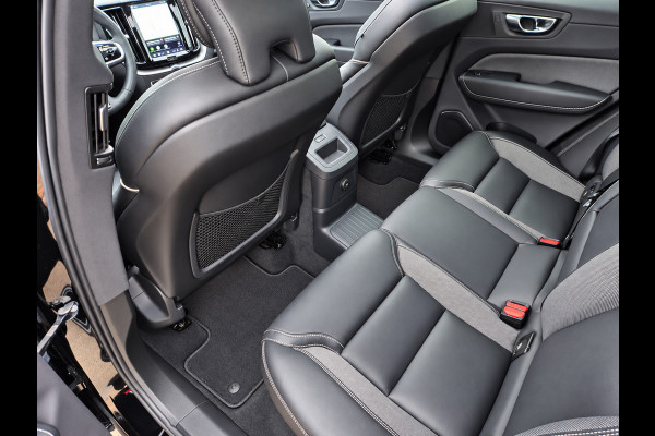 Volvo XC60 2.0 T6 Plug-in hybrid AWD Ultimate Dark Pano! Trekhaak! Electrische Kofferklep! Stoelverwarming! Stuurverwarming!