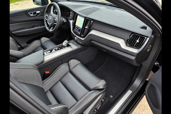 Volvo XC60 2.0 T6 Plug-in hybrid AWD Ultimate Dark Pano! Trekhaak! Electrische Kofferklep! Stoelverwarming! Stuurverwarming!