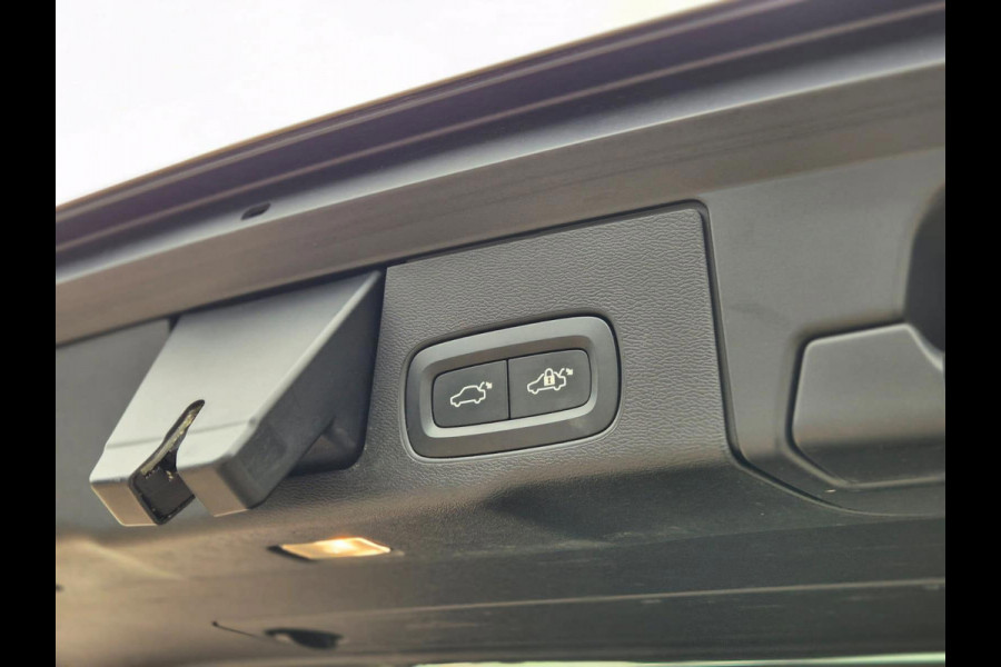 Volvo XC60 2.0 T6 Plug-in hybrid AWD Ultimate Dark Pano! Trekhaak! Electrische Kofferklep! Stoelverwarming! Stuurverwarming!