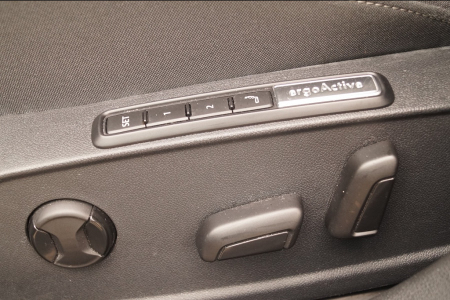 Volkswagen Golf 1.4 eHybrid PHEV Style -PANO-NAVI-ECC-LED-PDC-