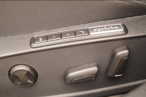 Volkswagen Golf 1.4 eHybrid PHEV Style -PANO-NAVI-ECC-LED-PDC-
