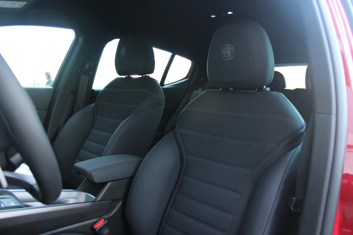 Alfa Romeo Tonale 1.5T 160PK HYbrid VELOCE | LEDEREN BEKLEDING | VOORSTOELEN / STUUR VERWARMD | VOORSTOELEN GEVENTILEERD | VOORSTOELEN ELEKTRISCH VERSTELBAAR MET GEHEUGEN FUNCTIE |  HARMAN CARDON PREMIUM AUDIO | DRAADLOOS APPLE CARPLAY / ANDROID AUTO | 360° CAMERA | AUTOMATISCH DIMMENDE BUITENSPIEGELS | 20"INCH LICHTMETALEN VELGEN | ADAPTIVE CRUISE CONTROL | KEYLESS ENTRY / START | ELEKTRISCH BEDIENBARE ACHTERKLEP | DRAADLOZE TELEFOONLADER | AMBIENT LIGHTING | DONKERE HEMELBEKLEDING | SCHAKELFLIPPERS AAN HET STUUR | VERWARMDE RUITENSPROEIERS |