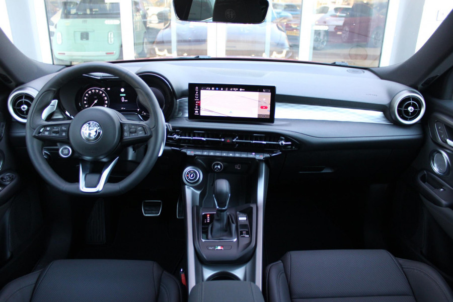 Alfa Romeo Tonale 1.5T 160PK HYbrid VELOCE | LEDEREN BEKLEDING | VOORSTOELEN / STUUR VERWARMD | VOORSTOELEN GEVENTILEERD | VOORSTOELEN ELEKTRISCH VERSTELBAAR MET GEHEUGEN FUNCTIE |  HARMAN CARDON PREMIUM AUDIO | DRAADLOOS APPLE CARPLAY / ANDROID AUTO | 360° CAMERA | AUTOMATISCH DIMMENDE BUITENSPIEGELS | 20"INCH LICHTMETALEN VELGEN | ADAPTIVE CRUISE CONTROL | KEYLESS ENTRY / START | ELEKTRISCH BEDIENBARE ACHTERKLEP | DRAADLOZE TELEFOONLADER | AMBIENT LIGHTING | DONKERE HEMELBEKLEDING | SCHAKELFLIPPERS AAN HET STUUR | VERWARMDE RUITENSPROEIERS |