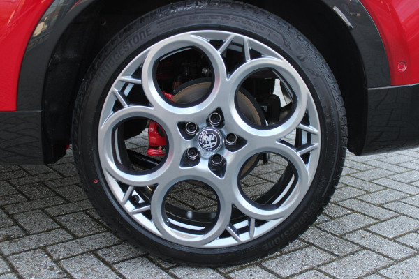 Alfa Romeo Tonale 1.5T 160PK HYbrid VELOCE | LEDEREN BEKLEDING | VOORSTOELEN / STUUR VERWARMD | VOORSTOELEN GEVENTILEERD | VOORSTOELEN ELEKTRISCH VERSTELBAAR MET GEHEUGEN FUNCTIE |  HARMAN CARDON PREMIUM AUDIO | DRAADLOOS APPLE CARPLAY / ANDROID AUTO | 360° CAMERA | AUTOMATISCH DIMMENDE BUITENSPIEGELS | 20"INCH LICHTMETALEN VELGEN | ADAPTIVE CRUISE CONTROL | KEYLESS ENTRY / START | ELEKTRISCH BEDIENBARE ACHTERKLEP | DRAADLOZE TELEFOONLADER | AMBIENT LIGHTING | DONKERE HEMELBEKLEDING | SCHAKELFLIPPERS AAN HET STUUR | VERWARMDE RUITENSPROEIERS |