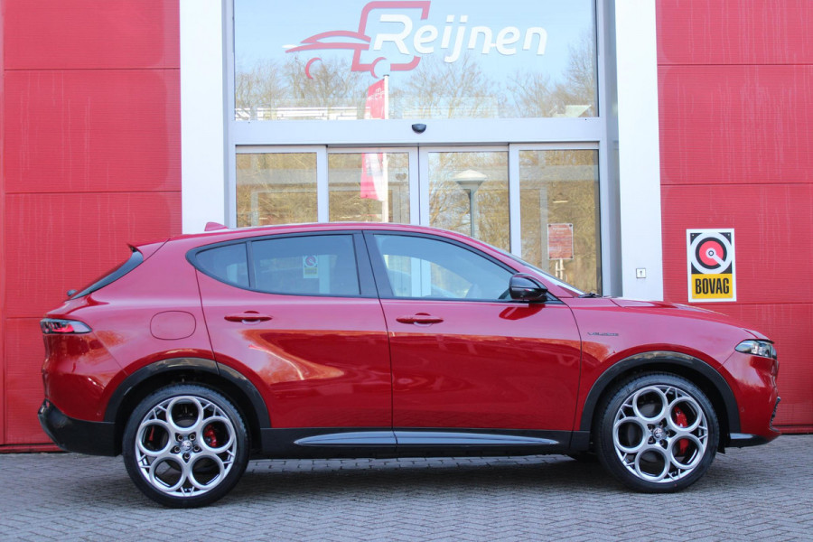Alfa Romeo Tonale 1.5T 160PK HYbrid VELOCE | LEDEREN BEKLEDING | VOORSTOELEN / STUUR VERWARMD | VOORSTOELEN GEVENTILEERD | VOORSTOELEN ELEKTRISCH VERSTELBAAR MET GEHEUGEN FUNCTIE |  HARMAN CARDON PREMIUM AUDIO | DRAADLOOS APPLE CARPLAY / ANDROID AUTO | 360° CAMERA | AUTOMATISCH DIMMENDE BUITENSPIEGELS | 20"INCH LICHTMETALEN VELGEN | ADAPTIVE CRUISE CONTROL | KEYLESS ENTRY / START | ELEKTRISCH BEDIENBARE ACHTERKLEP | DRAADLOZE TELEFOONLADER | AMBIENT LIGHTING | DONKERE HEMELBEKLEDING | SCHAKELFLIPPERS AAN HET STUUR | VERWARMDE RUITENSPROEIERS |